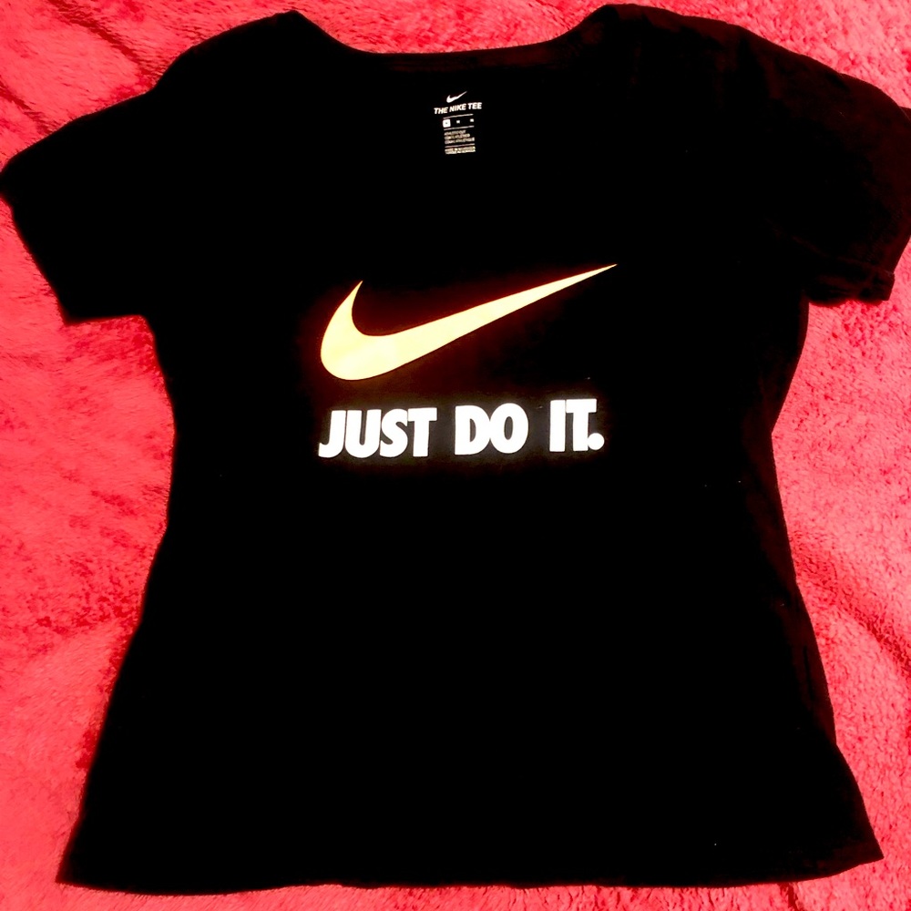 Nike tee size medium black excellent condition like new trendy tee shirt